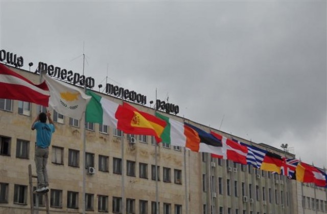 Подмениха знамената на членките на ЕС в Шумен