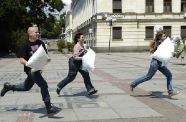 Стотици се събират на бой с възглавници пред общината