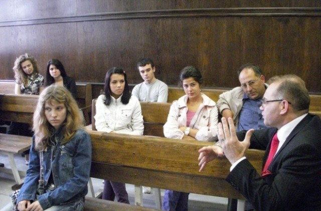 Ученици разгледаха Окръжния съд в Добрич