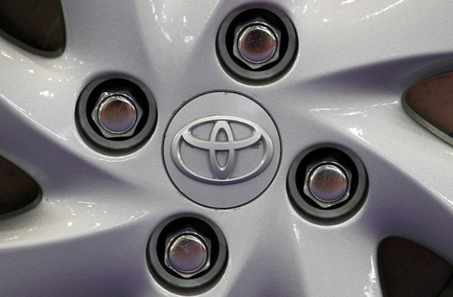 Тойота изтегля 17 000 хибрида Лексус заради дефект