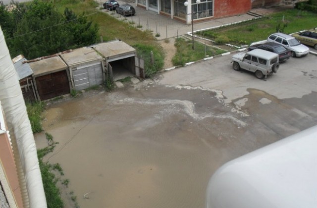 Спукана тръба наводнява за пореден път блок в кв. Младост в Кюстендил