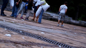 Боят с възглавници завърши без пострадали