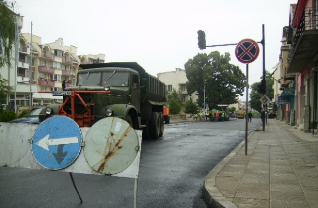 Продължава асфалтирането на главни улици и кръстовища в Кюстендил