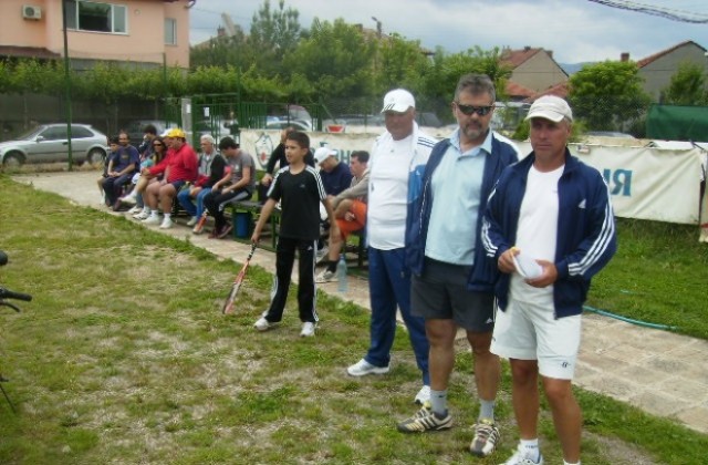 Всеки месец турнир по тенис на корт за аматьори в Кюстендил