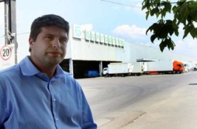 Данъчни бдят по тържищата