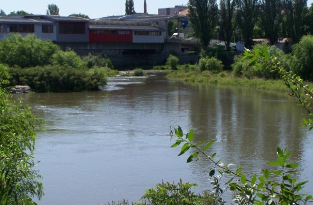 Екоорганизации нападат мината, замърсила река Луда Яна