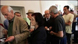 Десетки на опашка пред Агенцията по вписванията