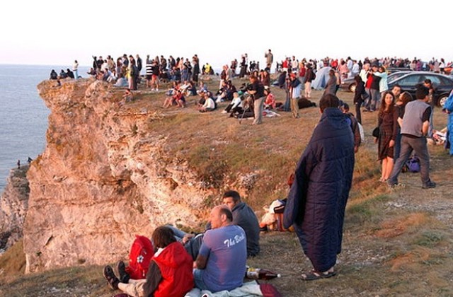 Балони с хелий и доброволци ще пазят посрещащите слънцето на Камен бряг