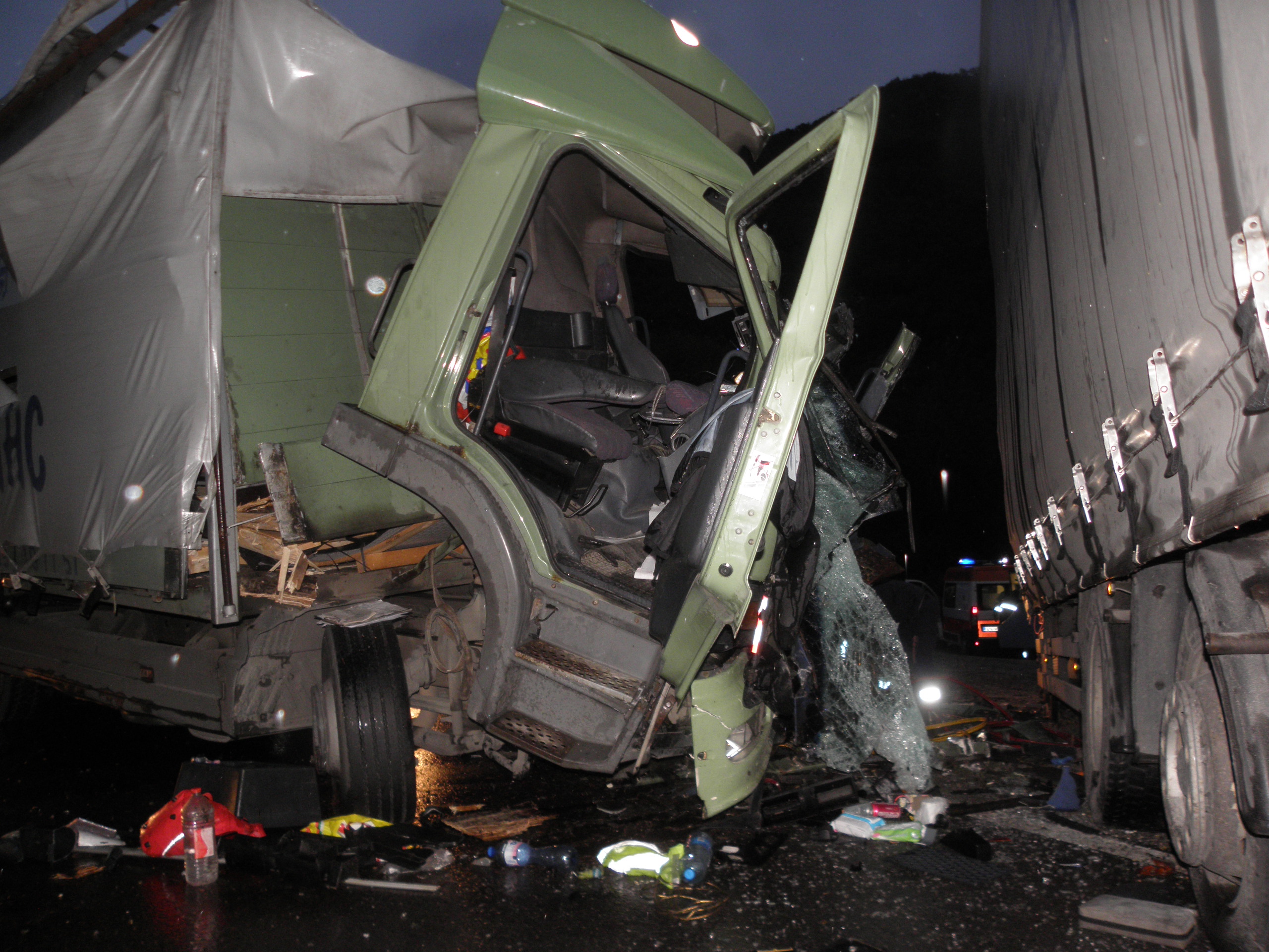След катастрофата пожарникари 45 минути рязаха кабината на единия товарен камион, за да извадят водача, който бе затиснат