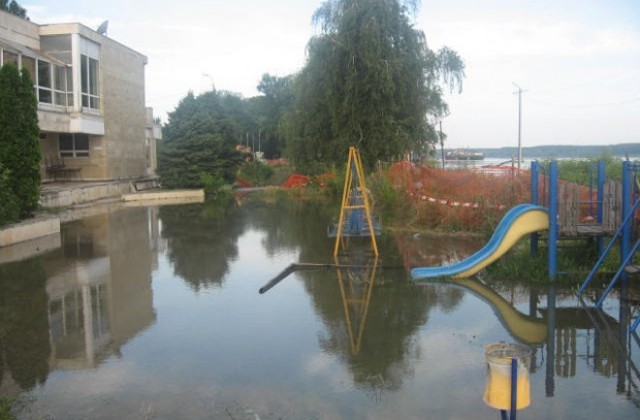 Дунав край Лом мина критичните 860 см