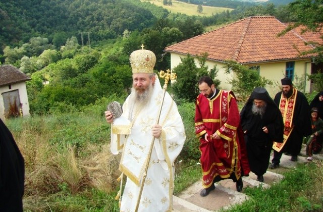Частица от мощите на „Свети Иоан Чудотворец отиде в Чипровския манастир