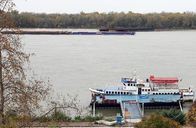 Затварят пристанища заради покачването на Дунав