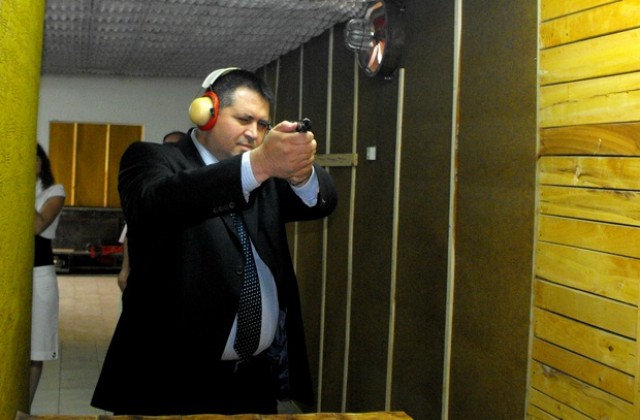 Дама сред призьорите в  полицейския турнир по стрелба в Разград