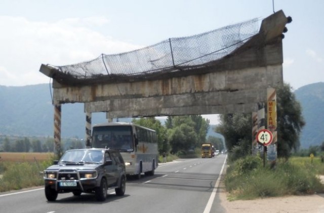 „Триумфалната арка” на главен път Е-79 е пред срутване