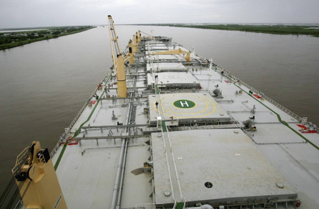 Гигантски танкер ще чисти петролното петно в Мексиканския залив