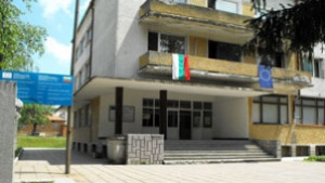 Портиер в социален дом би сираче с пръчка