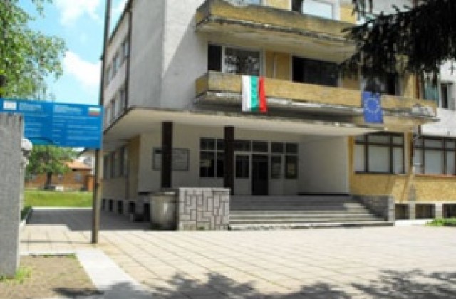Портиер в социален дом би сираче с пръчка
