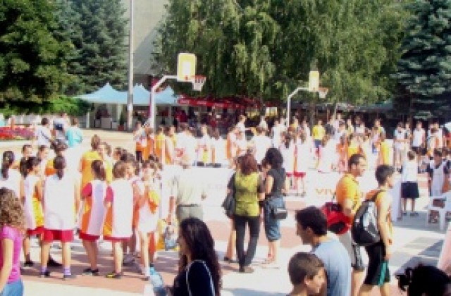 Центъра на Монтана стана баскетболно игрище за ден