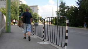 Поставиха първите предпазни панели на бул Могильов