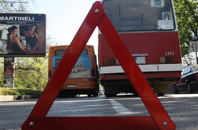 Вода от спукан водопровод заля бул. Черни връх в София