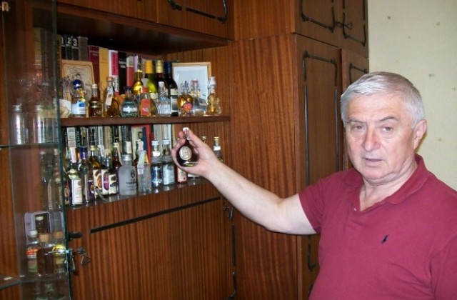 Трезвеник колекционира шишенца с алкохол