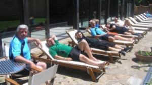 Жардел и щабът на моряците срещат надъхани аматьори