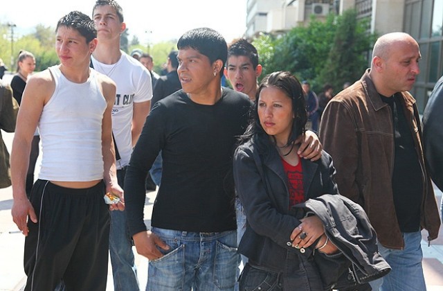 Връщат неправомерно живеещи роми по родните им места