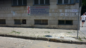 Вятърът събори част от фасадата на централна сграда