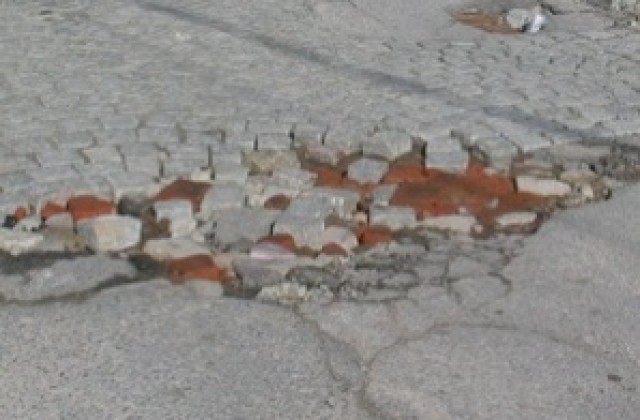 В Ямбол чистят улиците от асфалта, остават на паваж