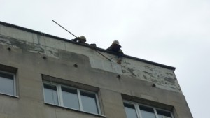 Пожарникари свалиха опасни плочи от фасадата на централна сграда