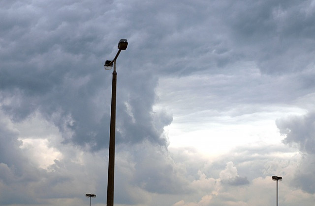 Остава облачно