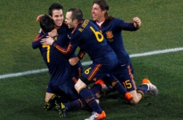 Испания излиза в тъмно синьо във финала срещу Холандия
