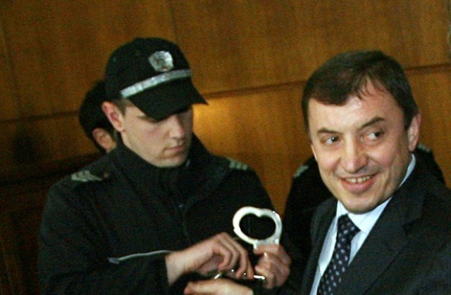 Алексей Петров остава в ареста