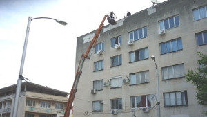 Продължава обезопасяването на сграда в центъра
