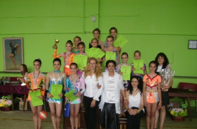 Мария Гигова и Йордан Йовчев на Кюстендилско лято, с гимнастички и от Намибия