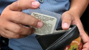 Управител на магазин краде портфейл на клиент