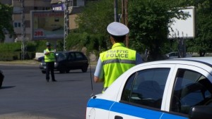 Спипаха пиян водач закопчаха спътника му с белезници