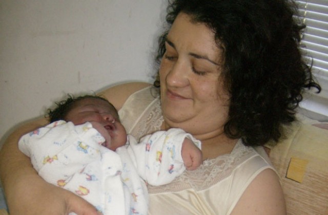 В тетевенската болница се роди момченце с тегло 6100 грама