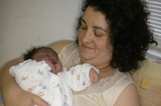Бебе с тегло 6100 грама се роди в Тетевен