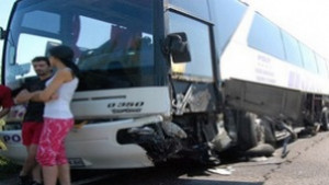 Мерцедес се блъсна в автобус на Е80