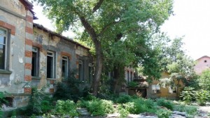 Бунището зад Трета поликлиника става паркинг