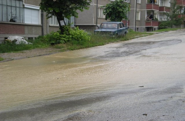 Пороят наводни улици и приземни етажи в Габрово