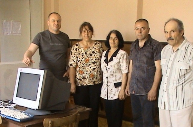Депутат дари компютър на читалището в с. Изгрев