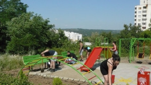 Младежи възстановиха детска площадка като протест срещу кредита