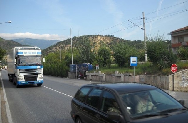 Заради жегите спират  движението на тежкотоварни автомобили над 20 т