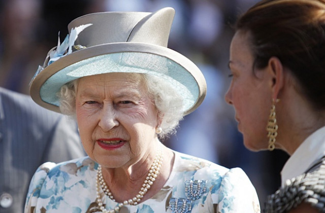 Британската кралица продаде имот заради недостиг на налични средства