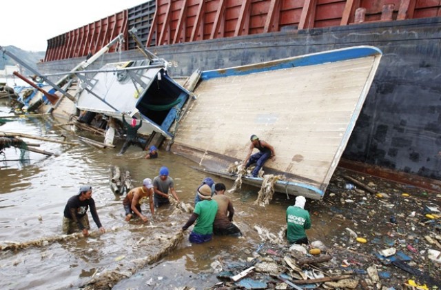 Тайфунът Консон връхлетя китайския остров Хайнан