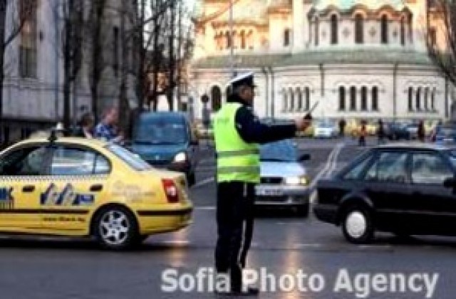 Хванаха водач, да шофира автомобила си с нелегитимни номера