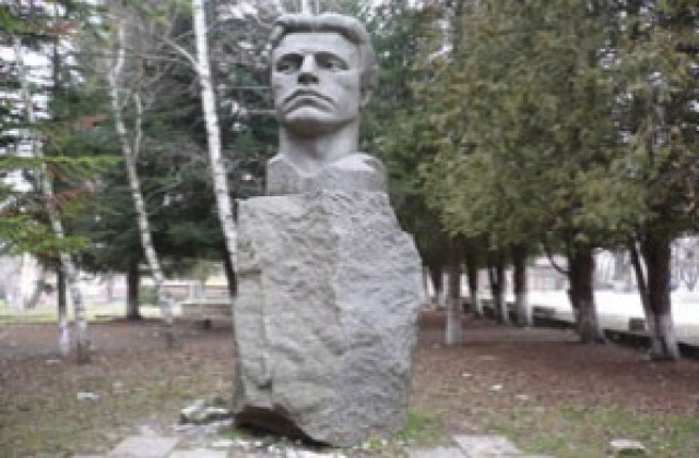 Венци и цветя за Левски в Разград