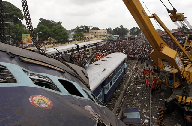Два влака се сблъскаха в Индия, загинаха 60 души
